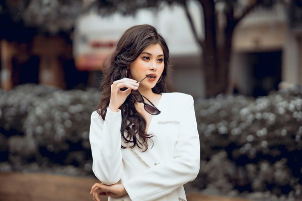 What are the challenges faced by the UK automotive industry in reducing emissions?